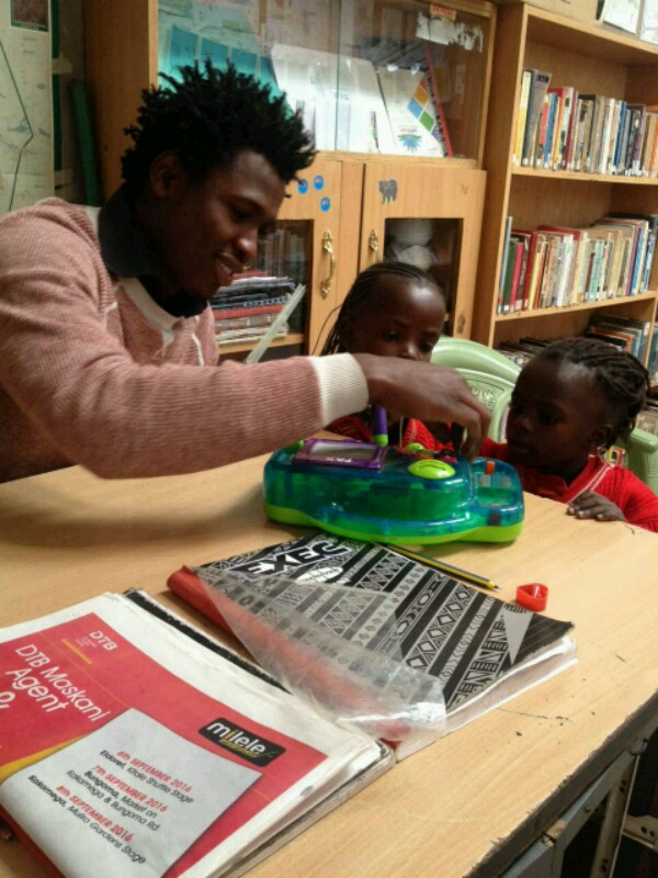 Victor Holvik with children at the Slin Kids Library.
