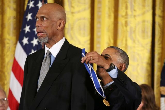  President Barack Obama presents the Presidential Medal of Freedom to NBA star Kareem Abdul-Jabbar.